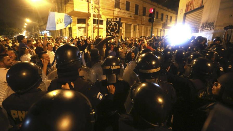 Antimotines liberan Congreso de Guatemala después de 7 horas de encierro Antimotines liberan Congreso de Guatemala después de 7 horas de encierro