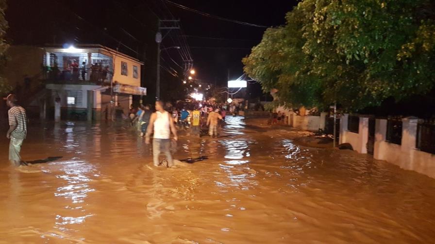 Lluvias provocan desplazamiento de 1,795 personas; mantienen 13 provincias en alerta Lluvias provocan desplazamiento de 1,795 personas; mantienen 13 provincias en alerta