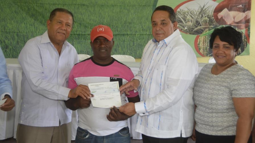Instituto Agrario Dominicano entrega RD$5.8 millones a colonos azucareros