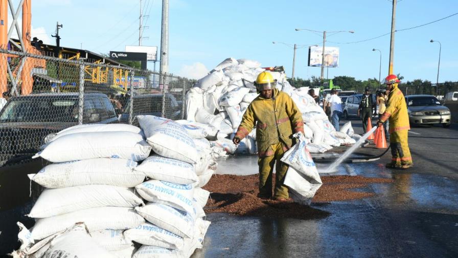 Patana se vuelca y obstruye el tránsito en el kilómetro 9 de la autopista Duarte