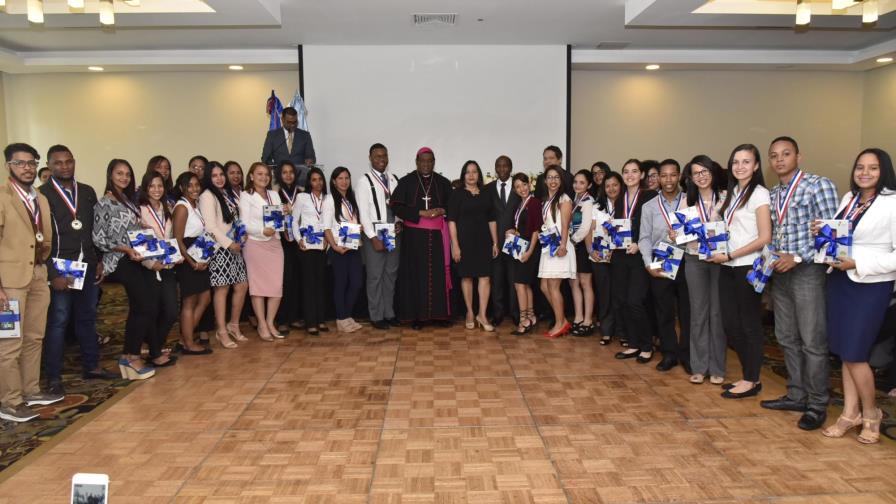 Reconocen 98 estudiantes por méritos académicos en carrera de Educación Reconocen 98 estudiantes por méritos académicos en carrera de Educación