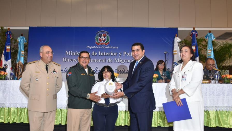 Dirección de Migración automatiza sus servicios y entrega reconocimientos