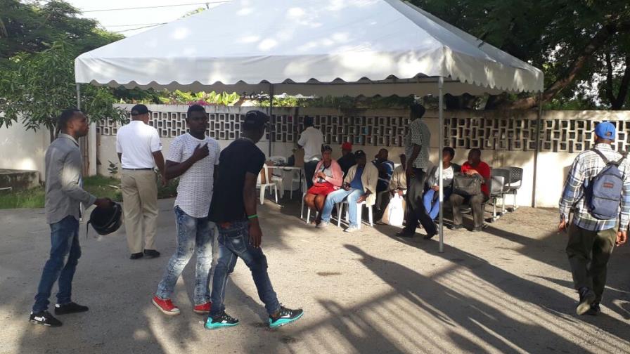 Extranjeros acuden a renovar y cambiar estatus migratorio