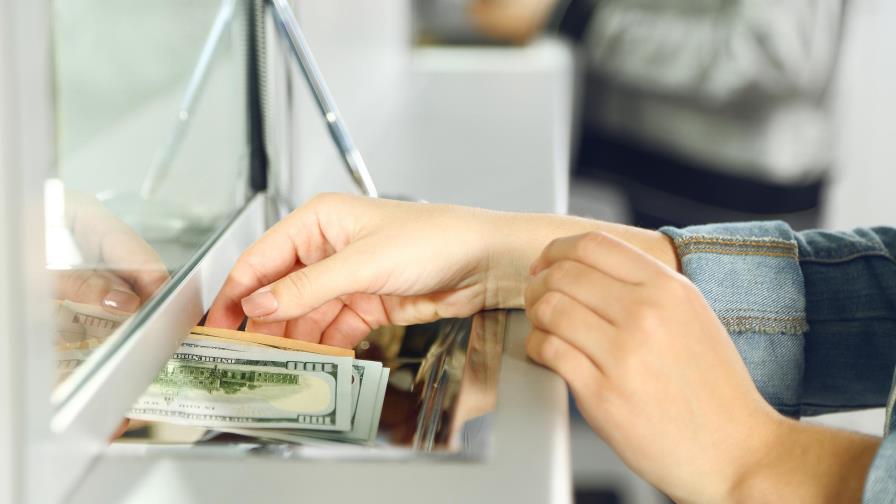 Remesas del 2017 alcanzarían US$570 millones más que las de 2016
Remesas 2017 serían unos US$570 MM más que las de 2016 Remesas del 2017 alcanzarían US$570 millones más que las de 2016
Remesas 2017 serían unos US$570 MM más que las de 2016