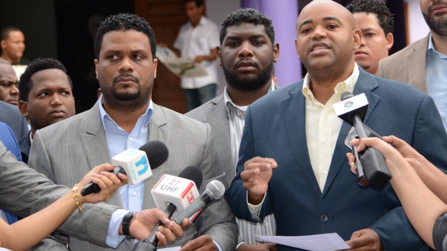 Dos jóvenes renuncian a sus cargos en el PLD Dos jóvenes renuncian a sus cargos en el PLD