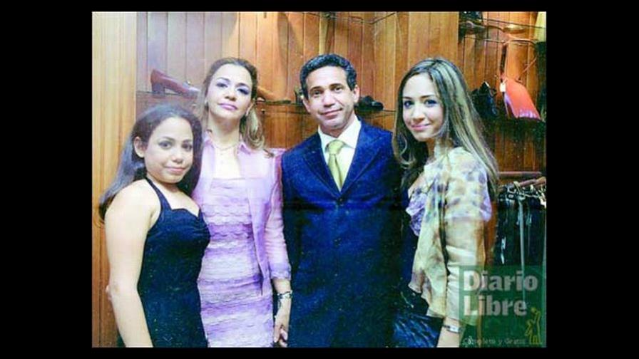 Jóvenes inauguran tienda de ropa