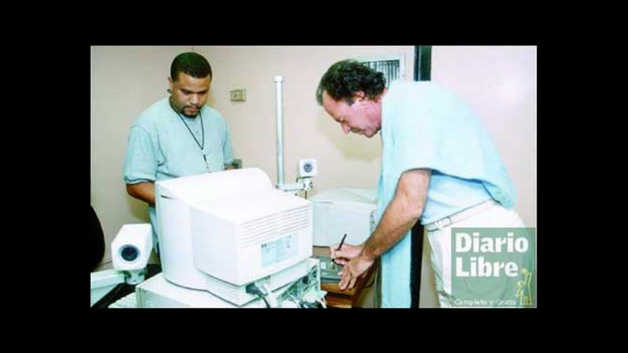 Julio Iglesias saca cédula dominicana