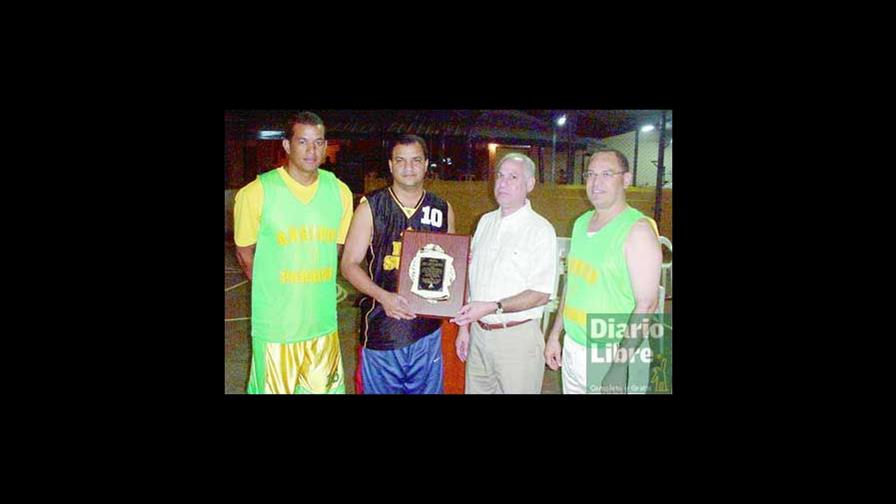 Equipo Paraíso Verde triunfa en baloncesto
