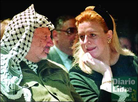 Esposa de Arafat acusa a líderes palestinos de querer su muerte