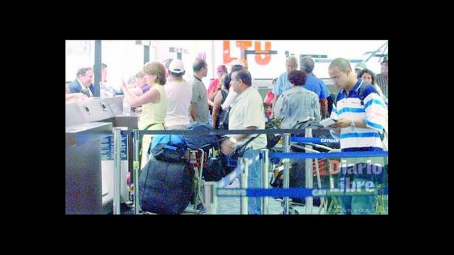 Traen 2 aviones de Cuba repletos de turistas