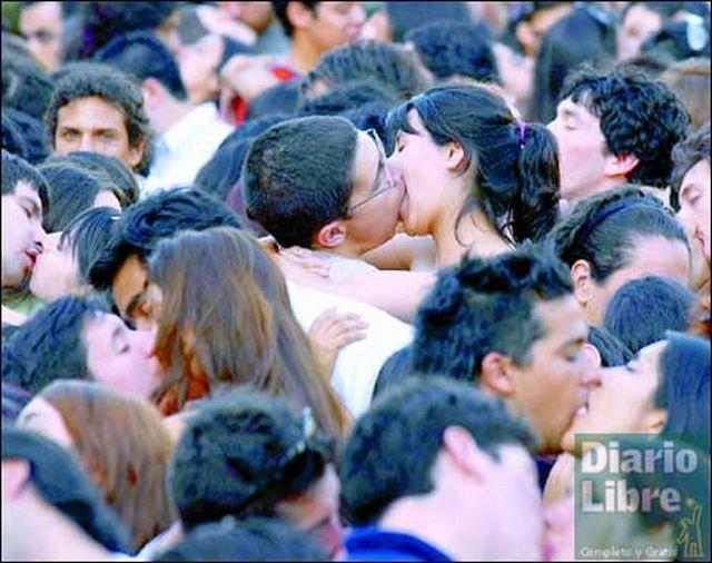 Chilenos fotografían 8,400 personas besándose a la vez