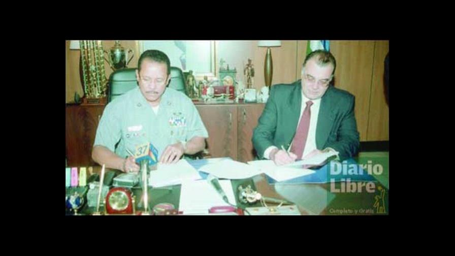 Centennial dona celulares