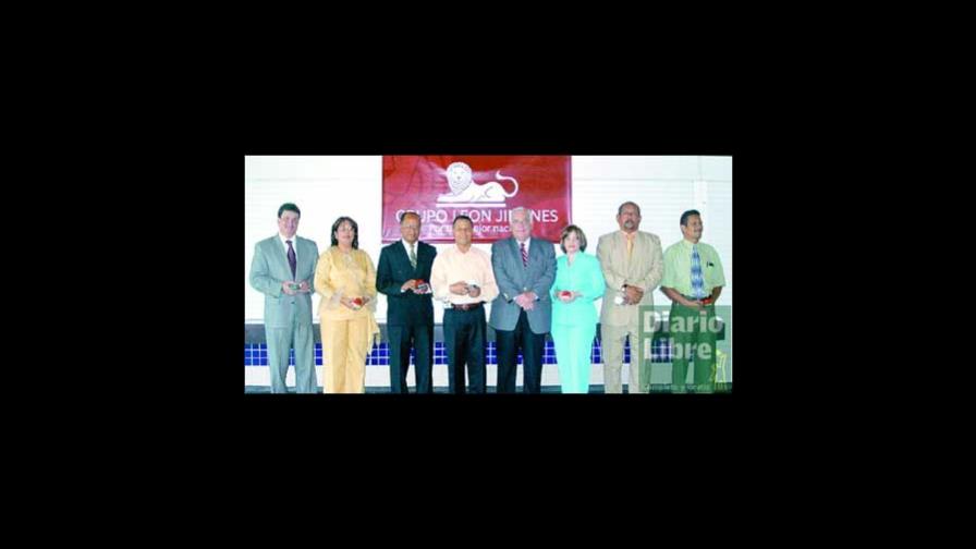 León Jimenes reconoce empleados