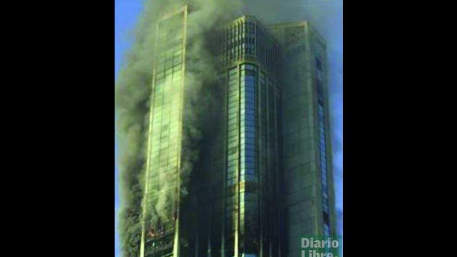 Incendio sigue ascendiendo torre y militares evalúan situación Incendio sigue ascendiendo torre y militares evalúan situación
