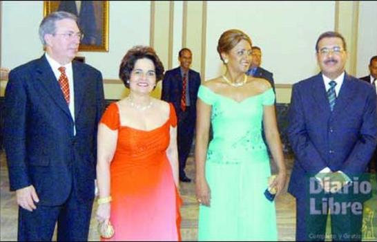 Calor y exceso de invitados matizó recepción en Palacio