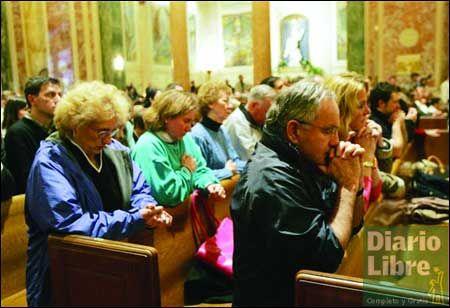 Cristianos y peregrinos rezan por el Papa en el Santo Sepulcro Cristianos y peregrinos rezan por el Papa en el Santo Sepulcro