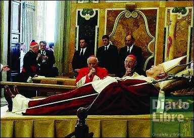 Cristianos y peregrinos rezan por el Papa en el Santo Sepulcro Cristianos y peregrinos rezan por el Papa en el Santo Sepulcro