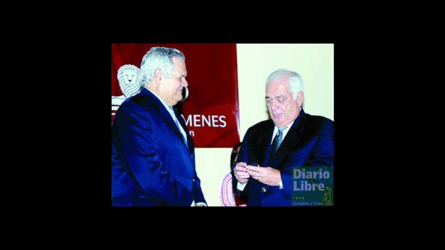 Por sus 40 años de labor en Cervecería Nacional