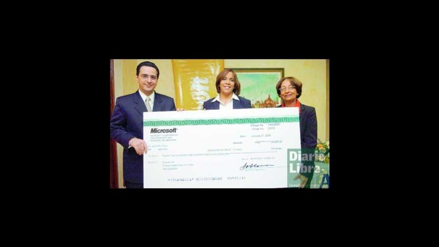 Microsoft entrega donación a Adopem Microsoft entrega donación a Adopem