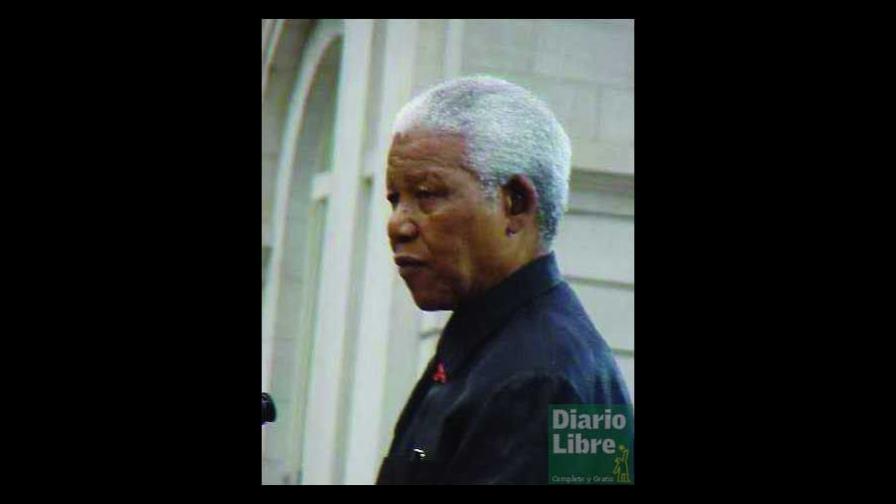 Nelson Mandela anunció que su hijo murió de sida