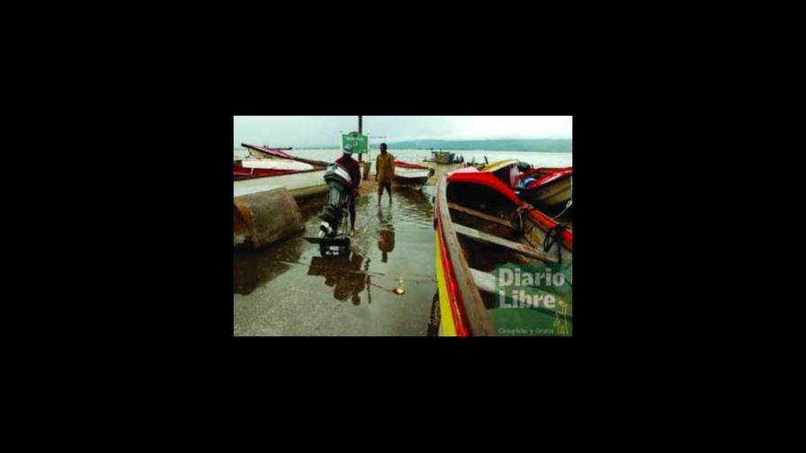 Huracán Dennis se fortalece antes de azotar Jamaica