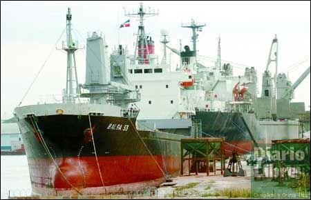 Retienen barco por denuncia de arrojar polizones de RD al mar