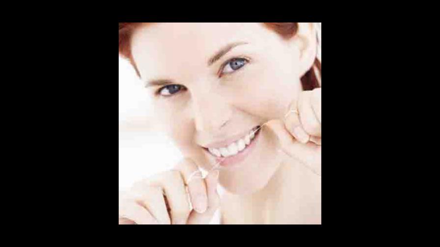 ¡A USAR EL HILO DENTAL!