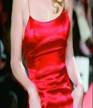 Oscar de la Renta en desfile rojo de NY