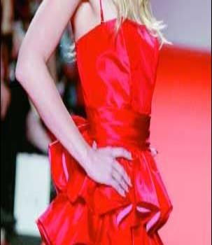 Oscar de la Renta en desfile rojo de NY