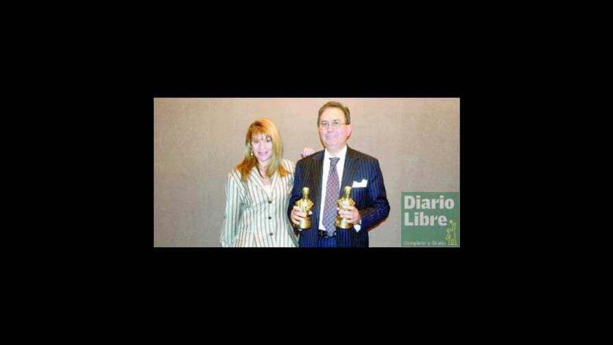 Galardonan a Hipólito Peña en convención diseñadores