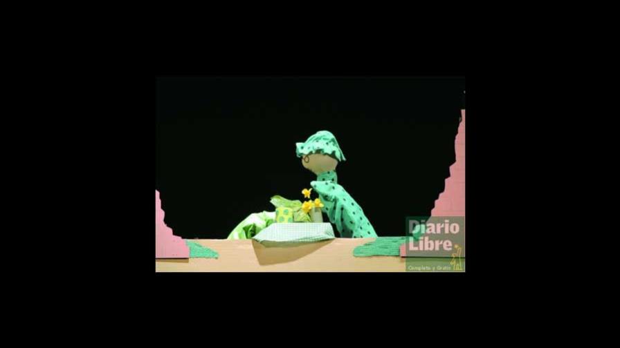 Versión en títeres de obra Caperucita Roja, verde y...