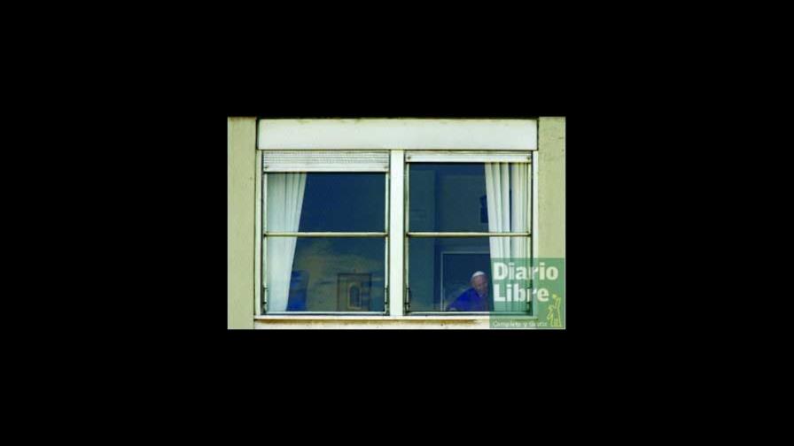 El Papa se asoma por sorpresa a la ventana de su apartamento en el Vaticano