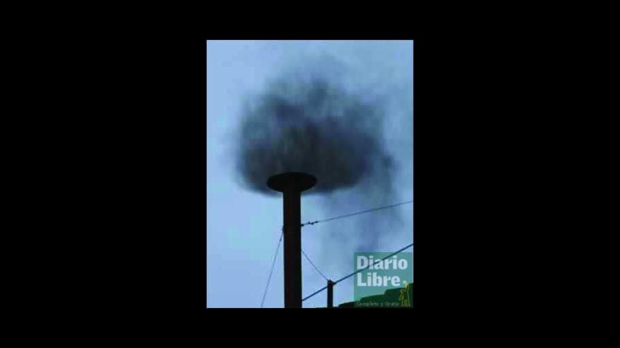 Humo negro indica que no se ha elegido nuevo Papa