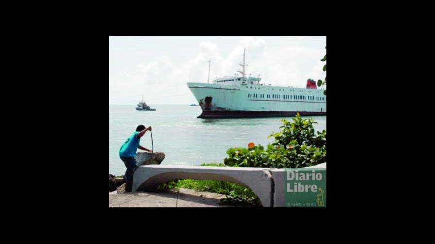 La Marina mueve barco del Malecón