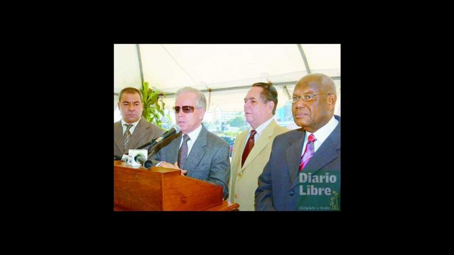 El Día del Inmigrante celebrado ante su estatua El Día del Inmigrante celebrado ante su estatua