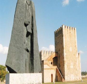 A brief walk through colonial buildings / Los caminos de la historia