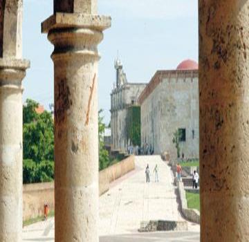 A brief walk through colonial buildings / Los caminos de la historia