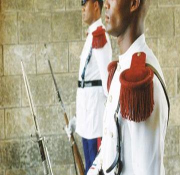 A brief walk through colonial buildings / Los caminos de la historia