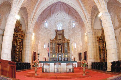 A brief walk through colonial buildings / Los caminos de la historia