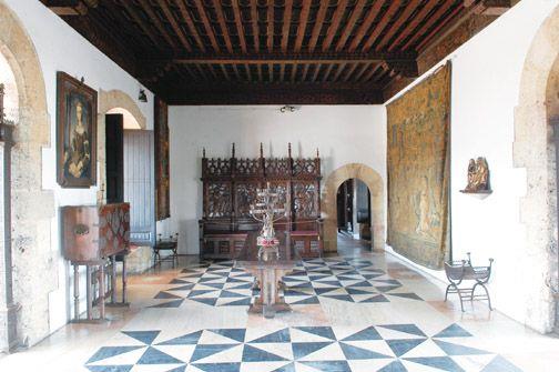 A brief walk through colonial buildings / Los caminos de la historia