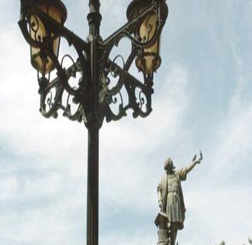 A brief walk through colonial buildings / Los caminos de la historia