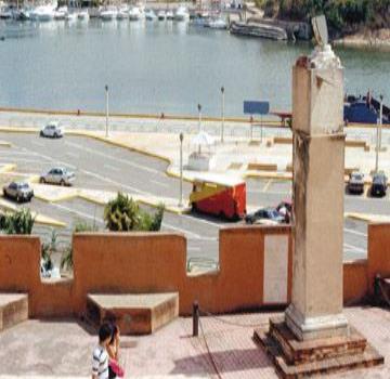 A brief walk through colonial buildings / Los caminos de la historia