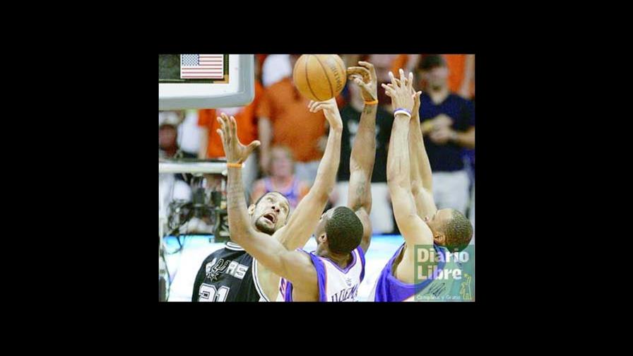 Tim Duncan guía el 1er triunfo de los Spurs Tim Duncan guía el 1er triunfo de los Spurs