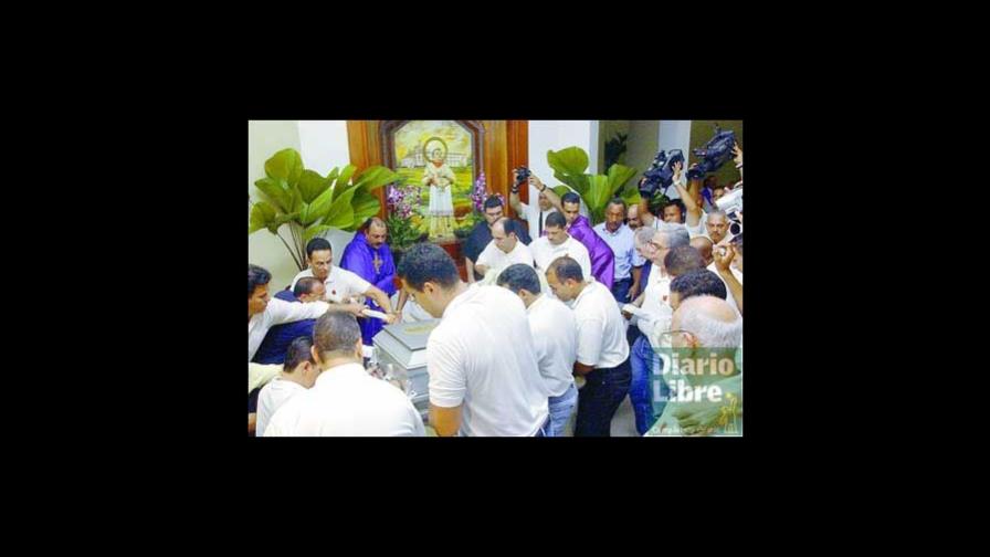 Con flores y llantos, cientos despiden al padre Dubert Con flores y llantos, cientos despiden al padre Dubert