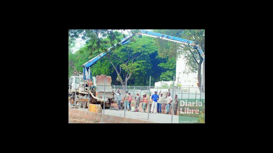 Comerciantes UASD piden parar construcción muro