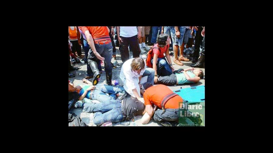 Muertos y heridos en una firma de autógrafos del grupo mexicano RBD Muertos y heridos en una firma de autógrafos del grupo mexicano RBD