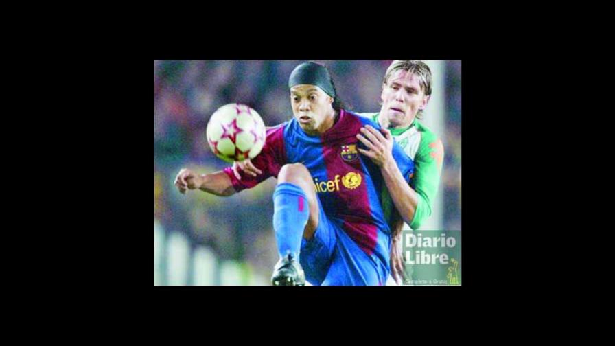 Ronaldinho clasifica al Barça en la Champions