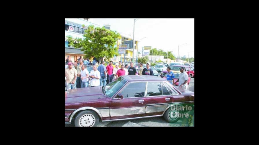 Taxistas protestan y la PN nombra una comisión Taxistas protestan y la PN nombra una comisión