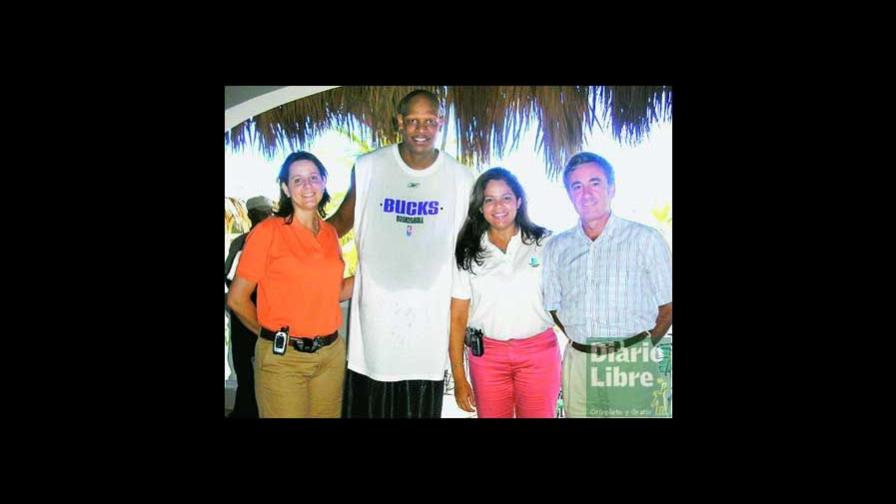 Charlie Villanueva visitó Sun Village Resort & Spa