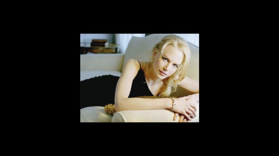 Nicole con las mujeres de Kosovo